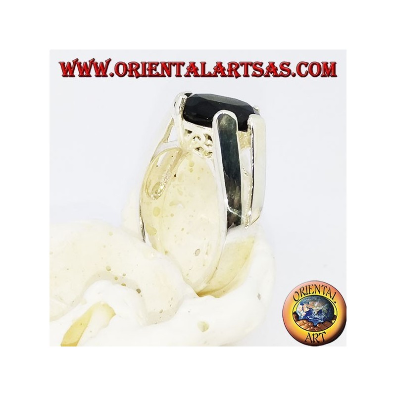 Anillo de plata con conjunto de ónix facetado ovalado.