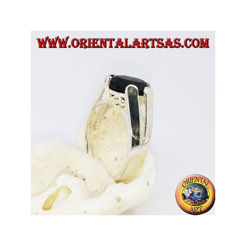 Anello in argento con onice ovale sfaccettata incastonata