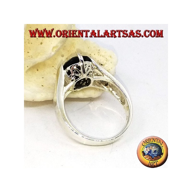 Anello in argento con onice ovale sfaccettata incastonata