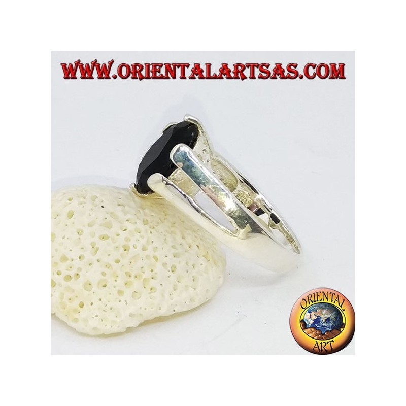 Silver ring with oval faceted onyx set