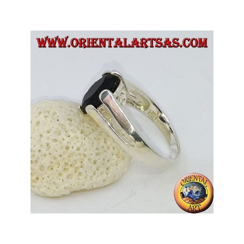 Anillo de plata con conjunto de ónix facetado ovalado.