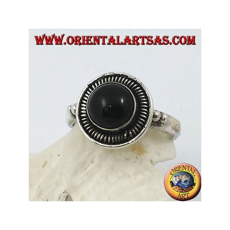 Anello in argento con onice tonda a cabochon contornata da righe