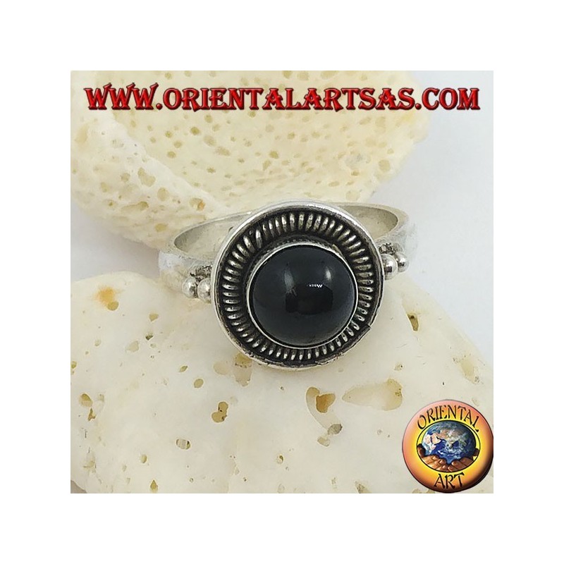 Silberring mit rundem Cabochon-Onyx, umgeben von Streifen