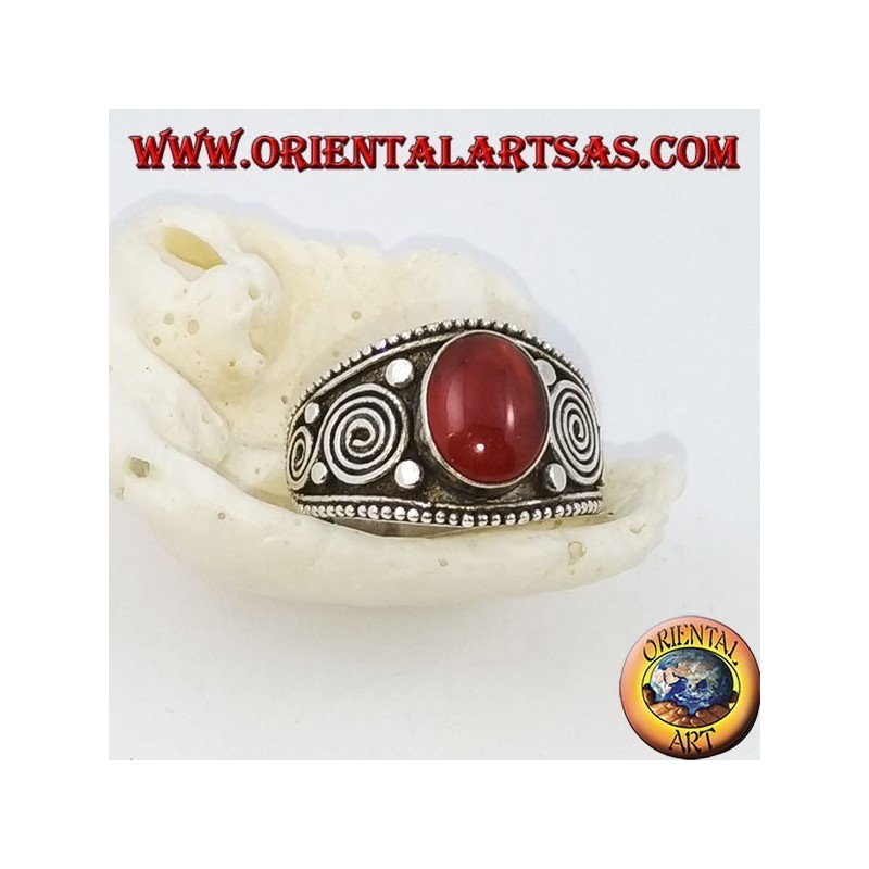 Bague en argent avec cornaline ovale et spirales sur les côtés