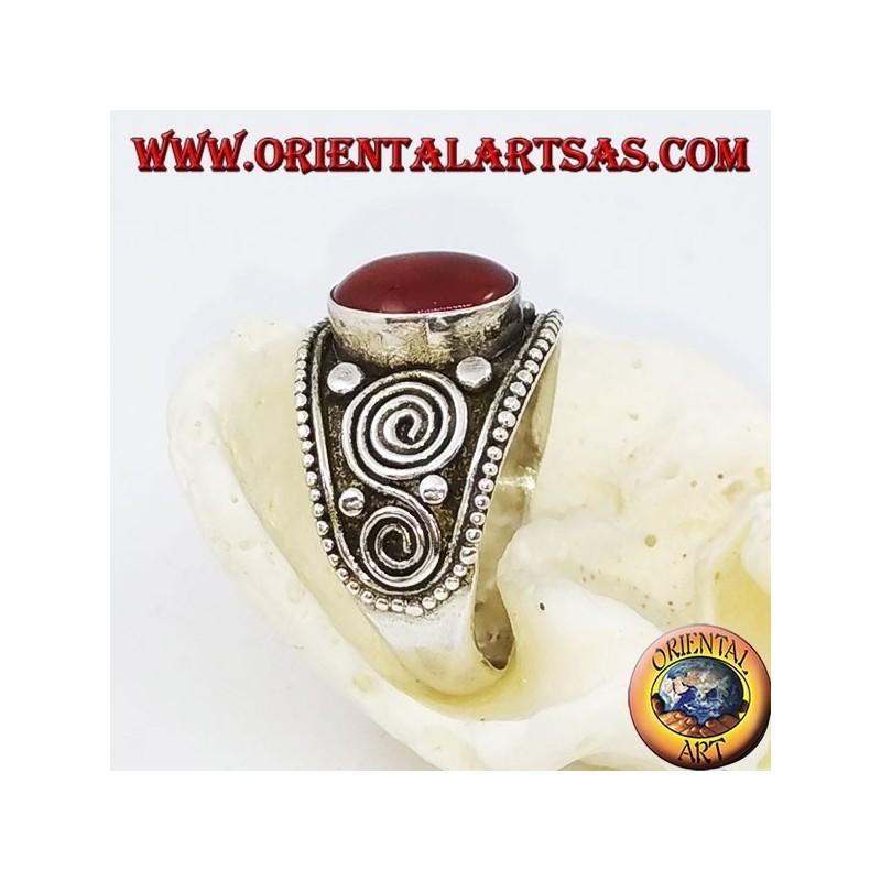 Silberring mit ovalem Karneol und Spiralen an den Seiten