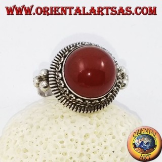 Anello in argento con corniola tonda rialzata e righe e serpentina continua sui lati (17)