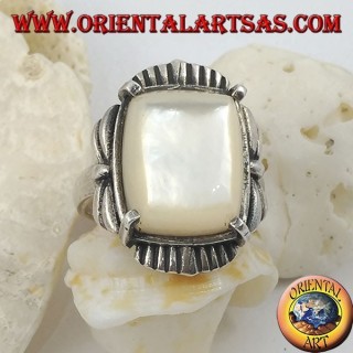 Bague en argent avec nacre rectangulaire biseautée sertie sur un cadre rayé