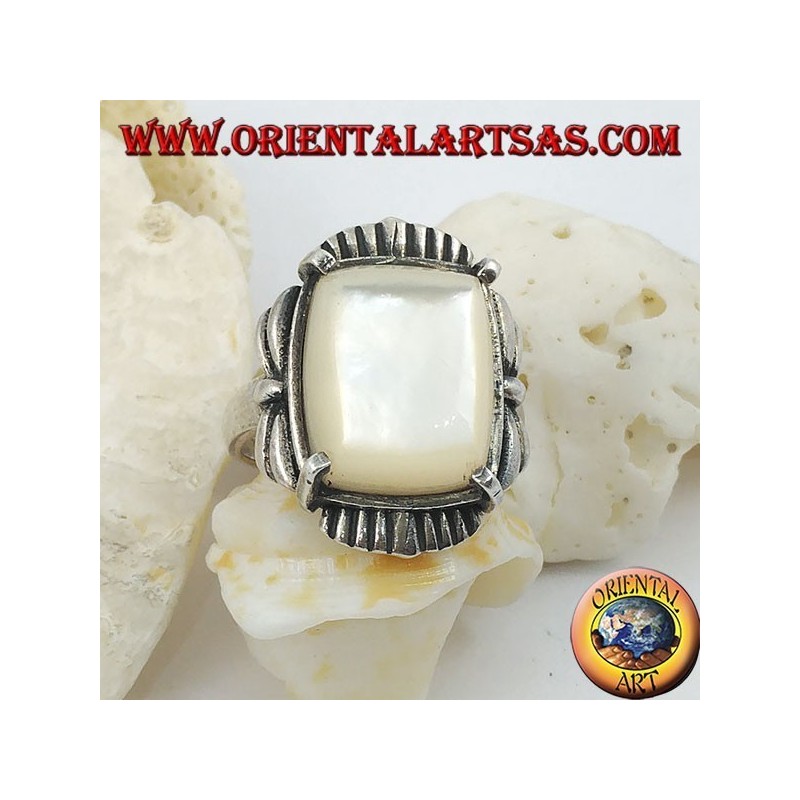 Bague en argent avec nacre rectangulaire biseautée sertie sur un cadre rayé