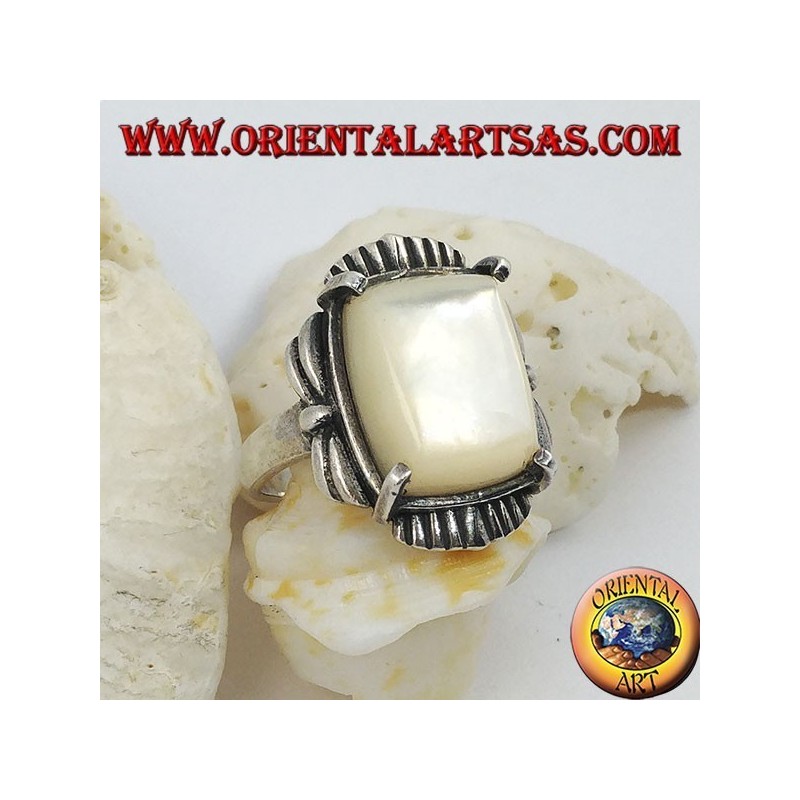 Anello in argento con madreperla rettangolare smussata incastonata su montatura rigata