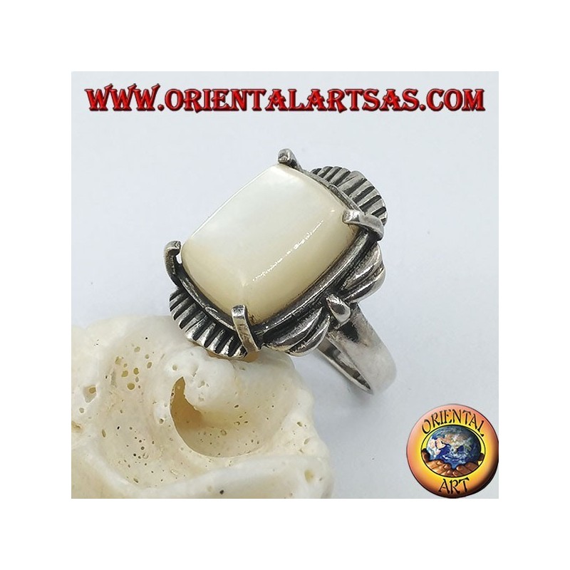 Bague en argent avec nacre rectangulaire biseautée sertie sur un cadre rayé