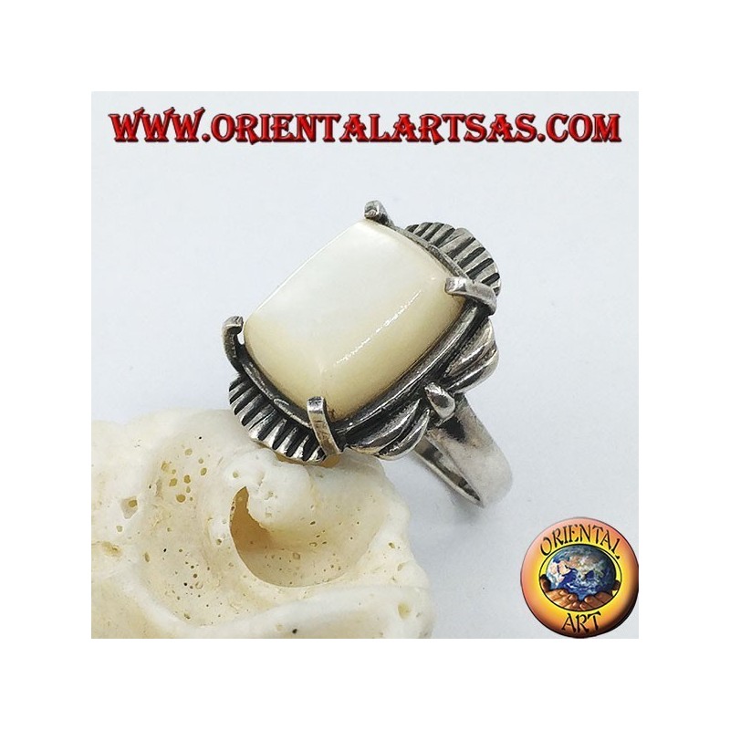 Anillo de plata con madreperla rectangular biselada engastada en un marco rayado