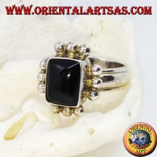 Bague en argent avec onyx rectangulaire et rangée de trois boules de chaque côté