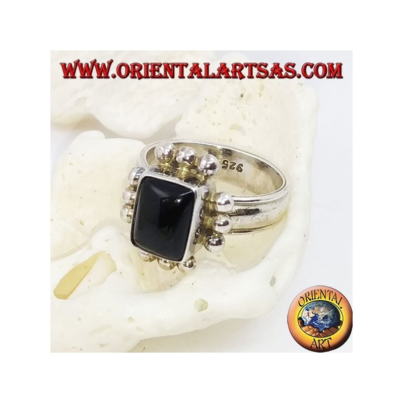 Anello in argento con onice rettangolare e fila di tre palline su ogni lato
