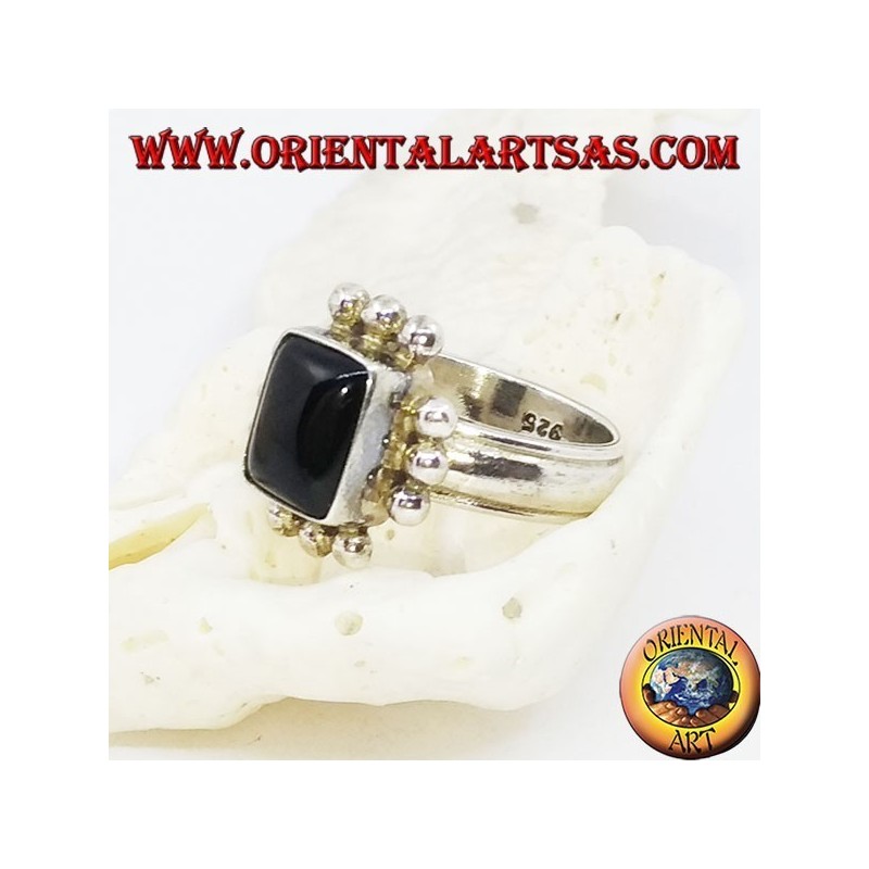 Bague en argent avec onyx rectangulaire et rangée de trois boules de chaque côté