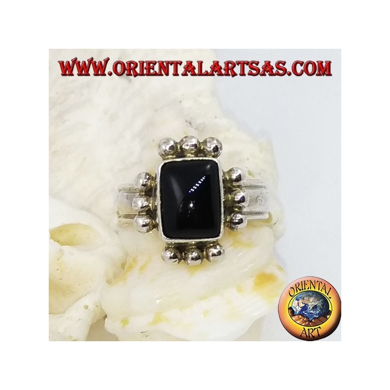 Anillo de plata con ónix rectangular y fila de tres bolas a cada lado.