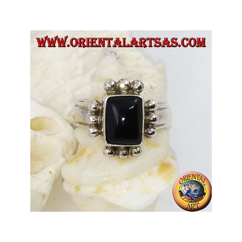 Anello in argento con onice rettangolare e fila di tre palline su ogni lato