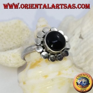 Anello in argento a margherita a piastrine con onice tonda a cabochon