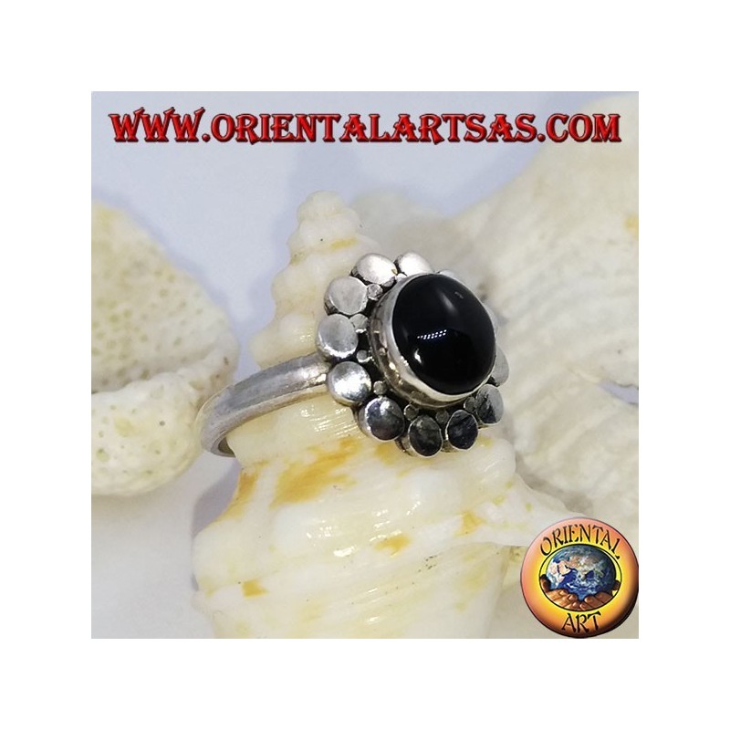 Anillo plateado tipo margarita con cabujón de ónix redondo
