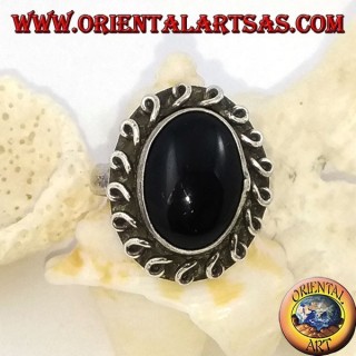 Anello in argento a fiore con onice ovale a cabochon e linea arrotolata