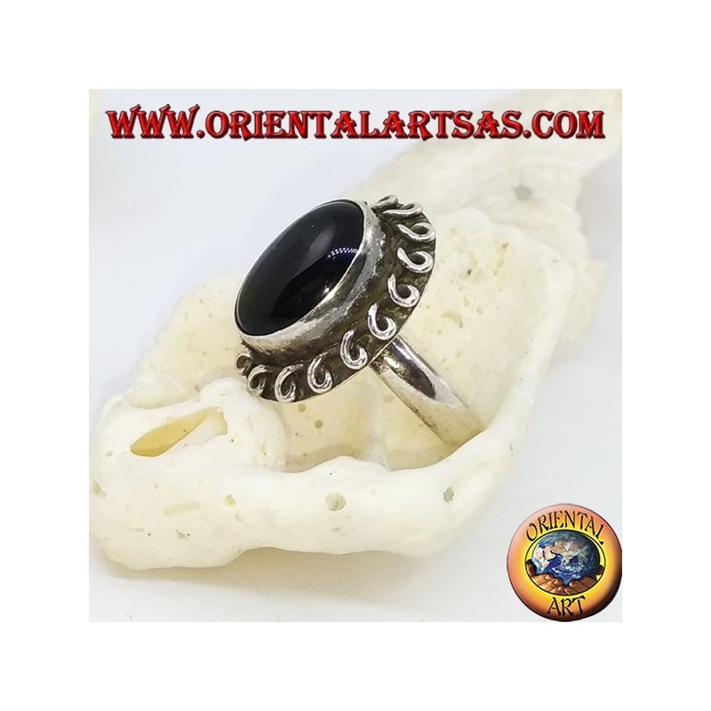 Anello in argento a fiore con onice ovale a cabochon e linea arrotolata