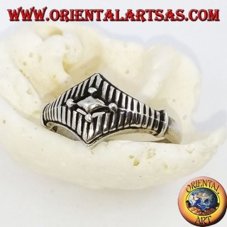 Anillo de plata con rombos superpuestos y grabados a rayas.