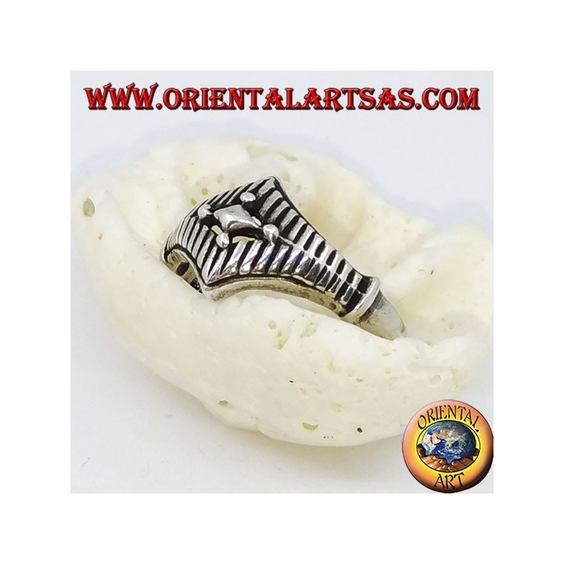 Anillo de plata con rombos superpuestos y grabados a rayas.