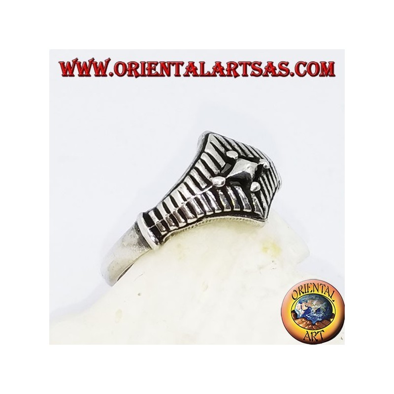 Anillo de plata con rombos superpuestos y grabados a rayas.