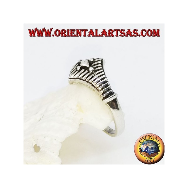 Anillo de plata con rombos superpuestos y grabados a rayas.