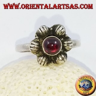 Anello in argento a fiorellino da 6 petali con granato tondo a cabochon