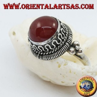 Anello in argento con corniola tonda rialzata e righe e serpentina continua sui lati (20)