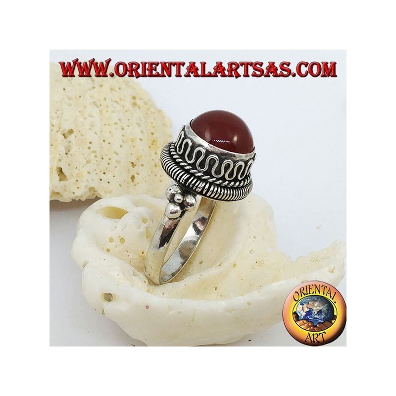 Anello in argento con corniola tonda rialzata e righe e serpentina continua sui lati (20)