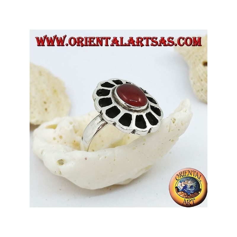 Bague en argent en forme de fleur avec une cornaline ovale et des pétales ajourés