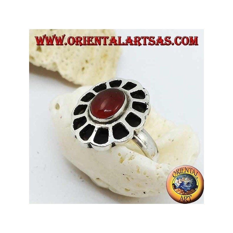 Anillo de plata con forma de flor con cornalina ovalada y pétalos calados