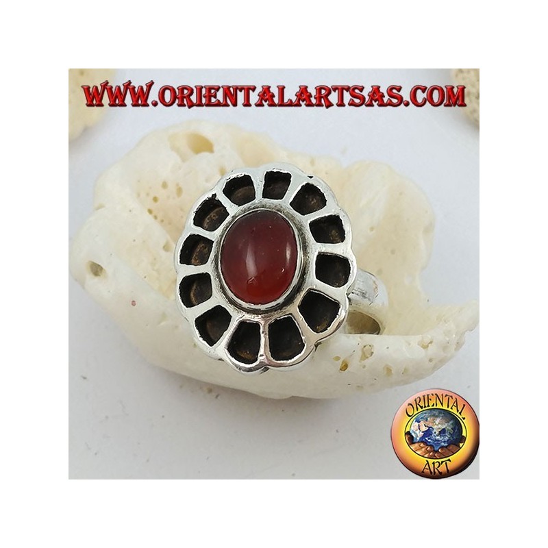 Anillo de plata con forma de flor con cornalina ovalada y pétalos calados