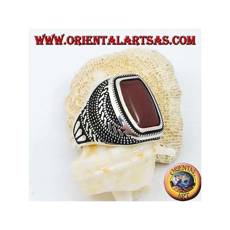 Anillo de plata con cornalina rectangular redondeada en un rosetón grabado