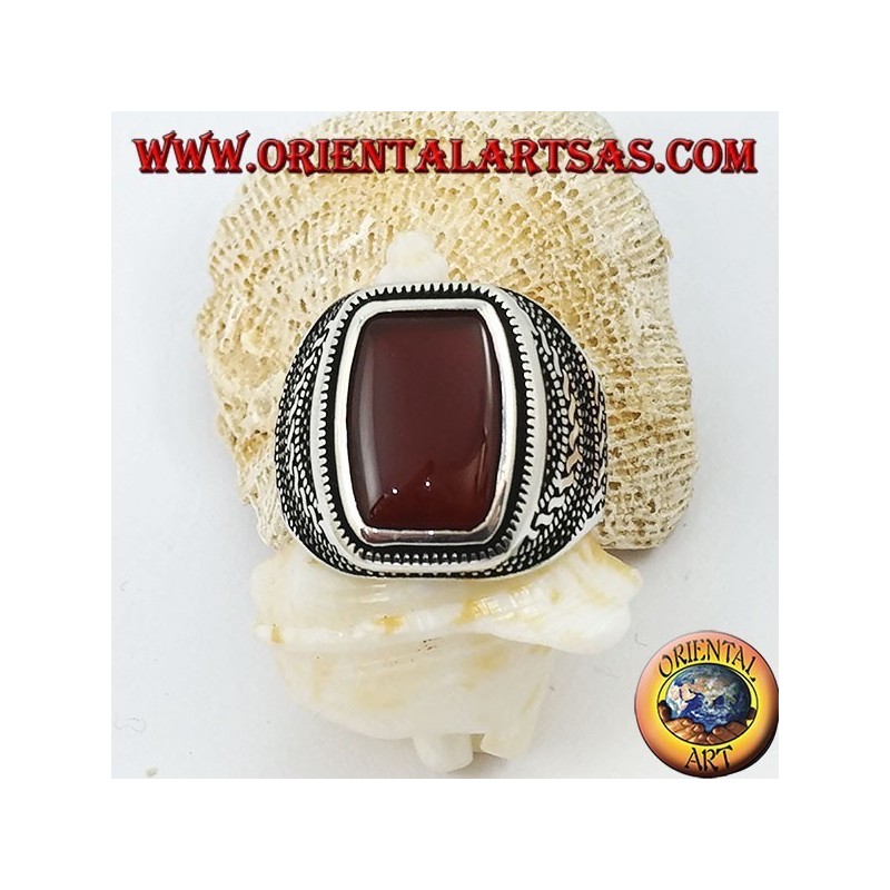 Anello in argento con corniola rettangolare tondeggiante in un rosone inciso