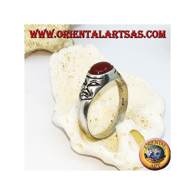 Anillo de plata con cornalina horizontal ovalada y máscaras de tragedia en los lados.