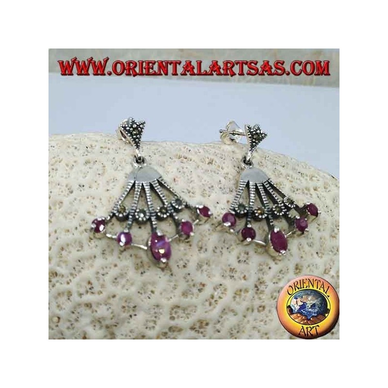 Orecchini in argento pendenti a ventaglio con cinque rubini ovali naturali sulle punte alternati da marcasite
