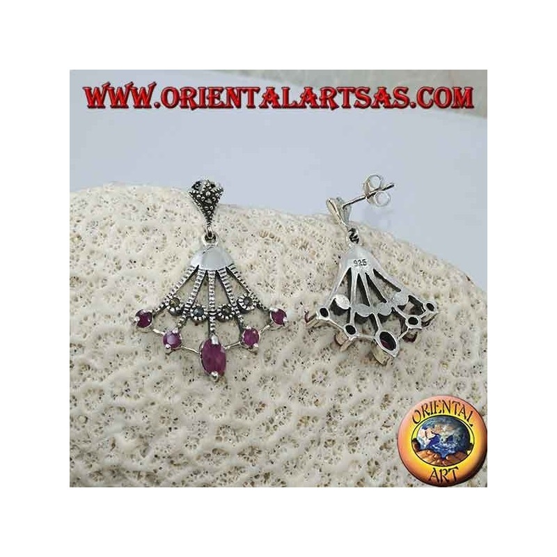 Boucles d'oreilles en argent en forme d'éventail avec cinq rubis ovales naturels sur les pointes alternés avec de la marcassite