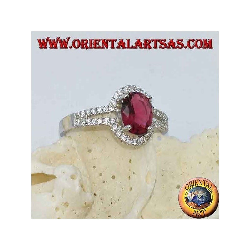 Anello in argento con rubino ovale sintetico incastonato contornato da fila di zirconi sdoppiata