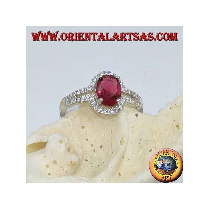 Anillo de plata con rubí ovalado sintético engastado en una hilera de circonitas cúbicas dobles.