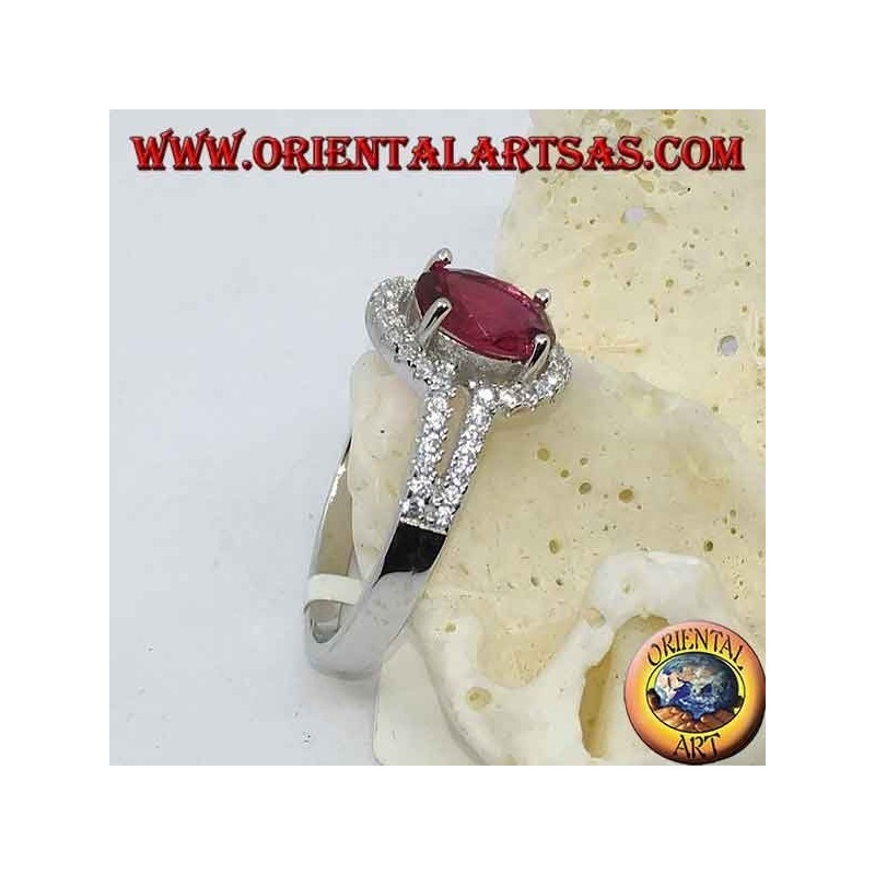 Bague en argent avec rubis synthétique ovale sertie d'une rangée de zircons cubiques doubles