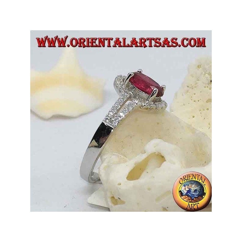 Bague en argent avec rubis synthétique ovale sertie d'une rangée de zircons cubiques doubles