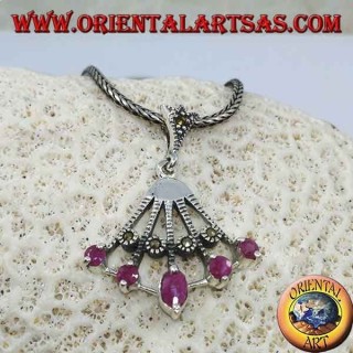 Pendentif en argent en forme d'éventail avec cinq rubis ovales naturels sur les pointes alternés avec de la marcassite