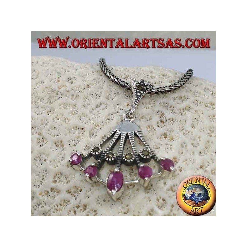 Ciondolo in argento pendente a ventaglio con cinque rubini ovali naturali sulle punte alternati da marcasite