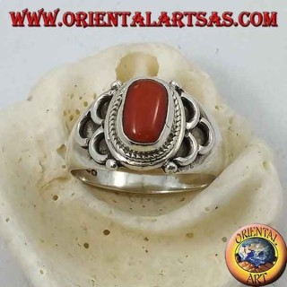Bague en argent avec corail naturel ovale d'origine tibétaine ancienne avec demi-cercles sur les côtés