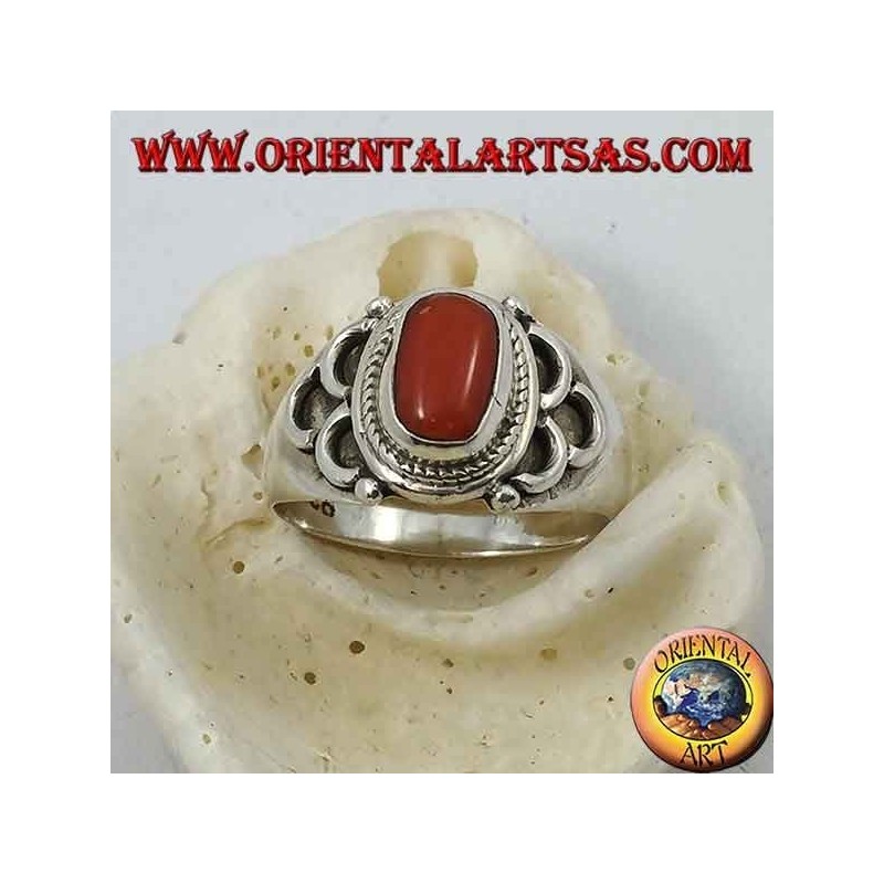 Anello in argento con corallo naturale ovale di origine antica tibetana con semicerchi sui lati