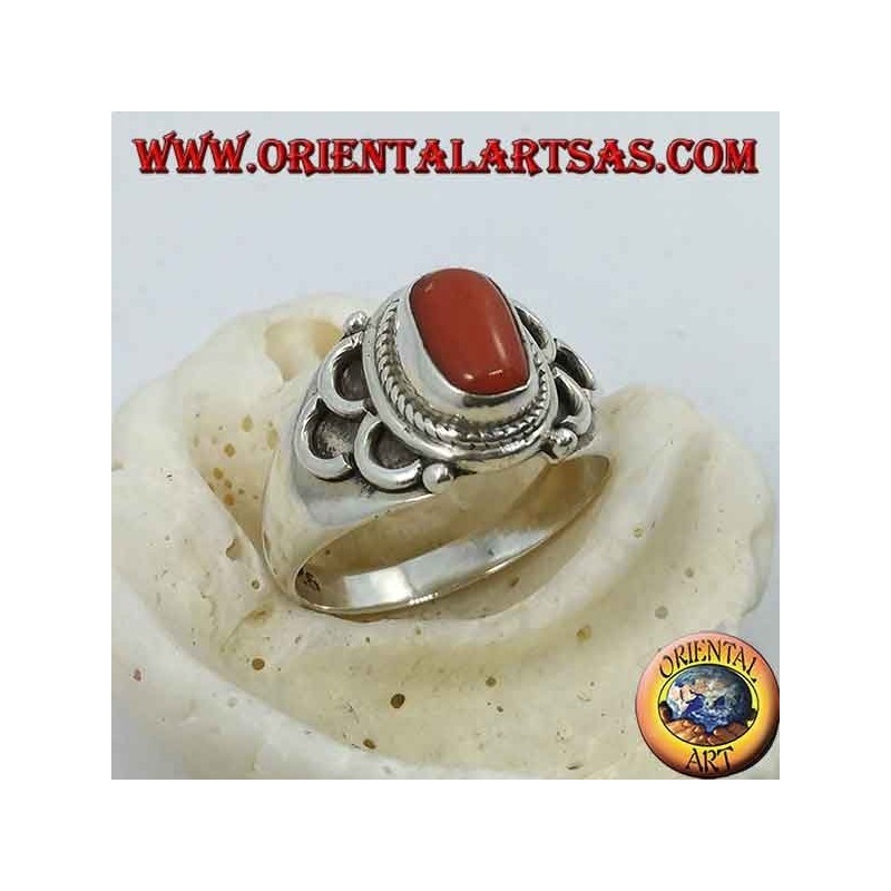 Anillo de plata con coral natural ovalado de origen tibetano antiguo con semicírculos en los lados.