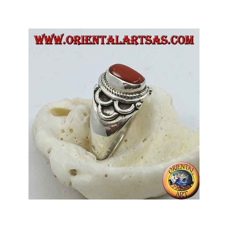 Bague en argent avec corail naturel ovale d'origine tibétaine ancienne avec demi-cercles sur les côtés