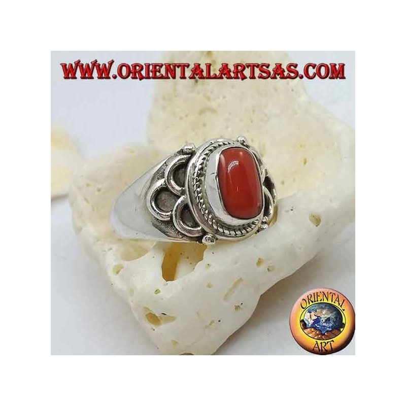 Anello in argento con corallo naturale ovale di origine antica tibetana con semicerchi sui lati